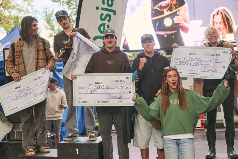 Les gagnants sur la scène, chèques géants à la main