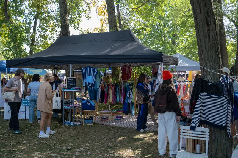 Les kiosques du village sous les arbres du parc