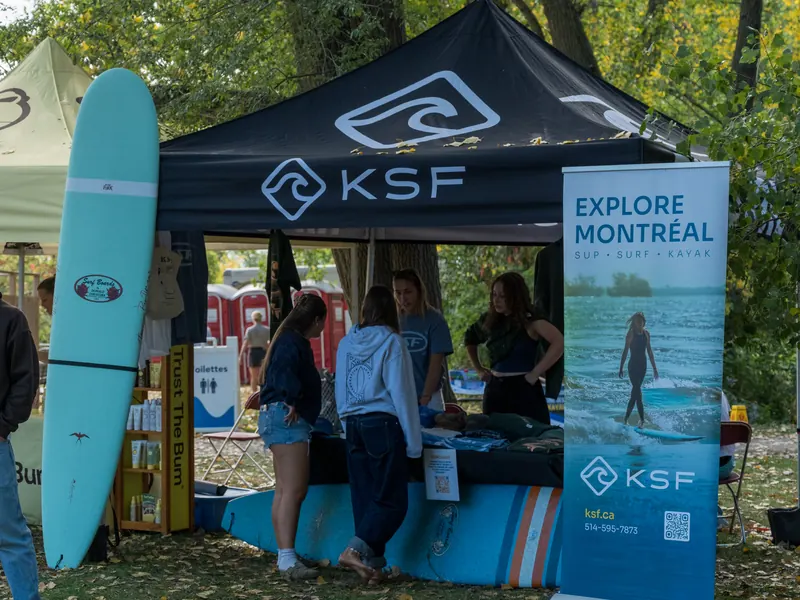 Le kiosque de l'école de surf KSF et d'Explore Montréal, avec des planches exposées